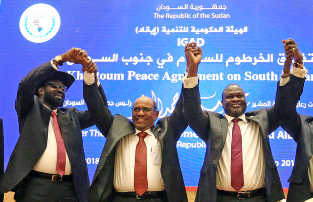 South Sudan President Salva Kiir (left), Sudan’s President Omar Al Bashir (centre) and South Sudan rebel leader Riek Machar hold hands after signing a peace agreement aimed to end a war in which tens of thousands of people have been killed in Khartoum, Sudan, on June 28 (REUTERS photo)