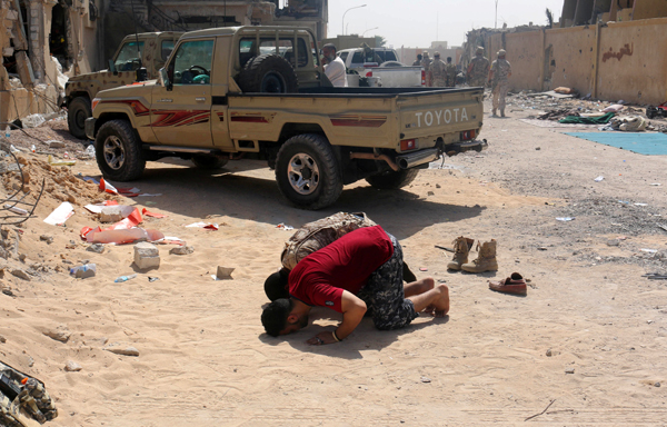 Fighters from Libyan forces allied with the UN-backed government pray in neighbourhood Number Three in Sirte, Libya, on Monday (Reuters photo )