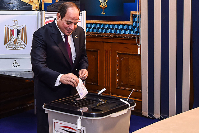 This handout photo released by the Egyptian Presidency on December 10, shows Egyptian president Abdel Fattah Al Sisi casting his vote in the presidential election at Mustafa Yousry Emmera School in Cairo (AFP photo)