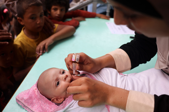 A health worker administers the Polio vaccine to a baby in Zawayda in the central Gaza Strip on September 1, 2024, amid the ongoing Israeli war against the Palestinian territory (AFP photo)