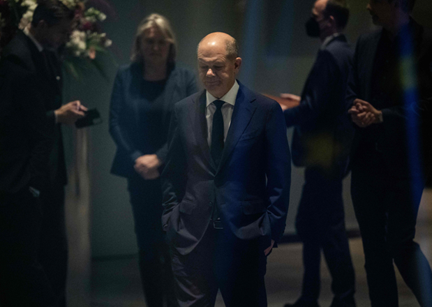 German Chancellor Olaf Scholz waits for the Romanian President's arrival at the Chancellery in Berlin on November 15, 2024 (AFP photo)