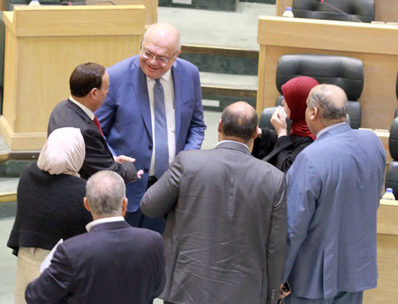 Lawmakers chat on the sideline of House’s meeting on Tuesday (Photo by Hassan Tamimi)