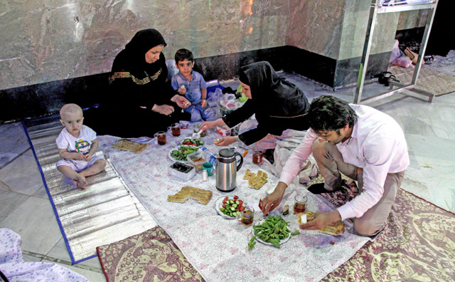 Iranian Muslims break their fast at Emamzadeh Saleh Mosque in Tajrish Square in northern Tehran on Tuesday, during the holy fasting month of ramadan (AFP photo)