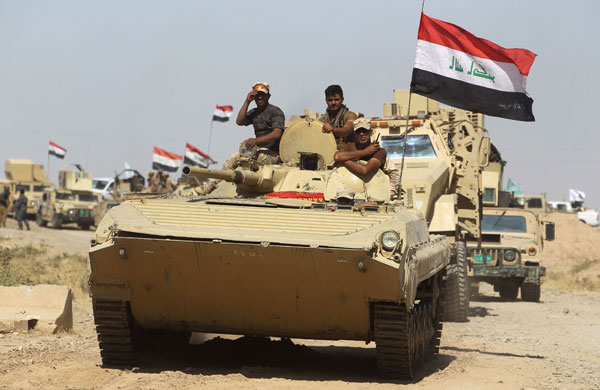 Iraqi forces and the Hashed Al Shaabi (Popular Mobilisation units) advance towards the Daesh group’s stronghold of Hawija on Monday to recapture the town from the extremists (AFP photo)