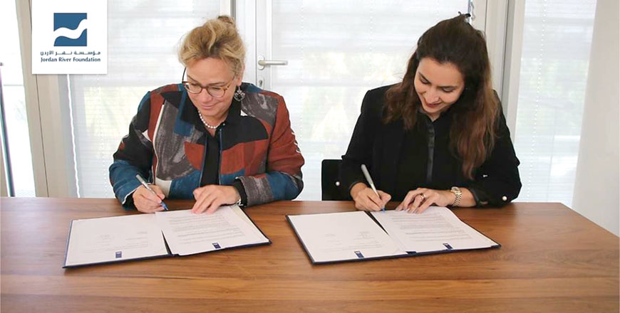 Dutch Ambassador Barbara Joziasse and Inaam Barishi, JRF’s director general, sign agreement in Amman on Wednesday (Photo courtesy of the JRF)