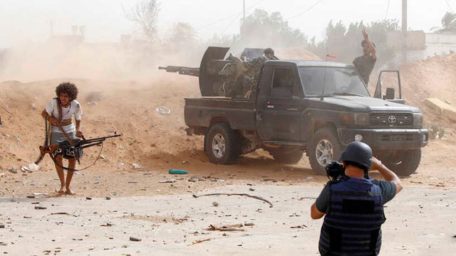 A journalist covers the frontline during clashes between forces loyal to strongman Khalifa Haftar and fighters loyal to the Libyan internationally-recognised Government of National Accord, south of Tripoli, May 25, 2019 (AFP photo)