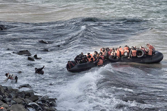 Refugees and migrants try to reach the shore of Lesbos in rough seas, October 30, 2015, after crossing the Aegean Sea from Turkey (AFP photo)