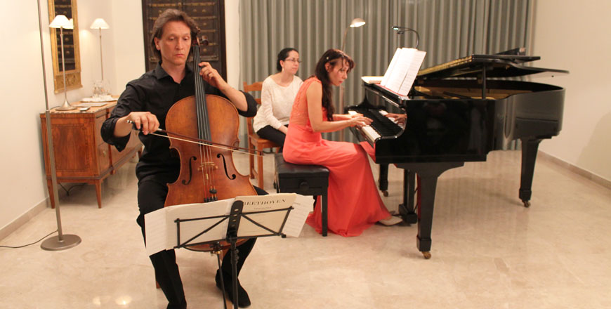 The Karlsruhe Duo performs classical and romantic pieces during a concert at the residence of the German Ambassador to Jordan Birgitta Siefker-Eberle (Photo courtesy of German Embassy)