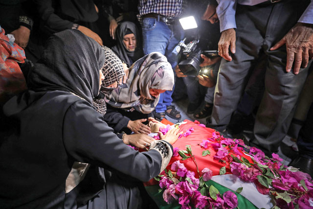 Palestinians carry the body of Osama Khalil Abu Khater, who was killed by Israeli occupation forces during the Great March of Return demonstrations near the Gaza-Israel border, during his funeral ceremony in Khan Younis, Gaza, on Sunday (Anadolu Agency photo)