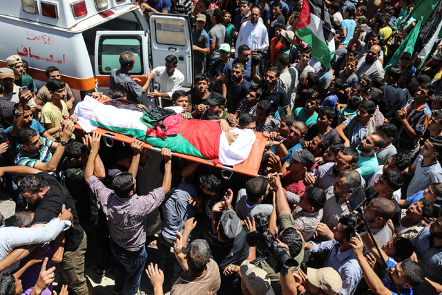 Palestinians carry the dead body of 11-year-old Palestinian Yasser Abu Al Naja, who was killed by live Israeli bullets on Friday amid Palestinians’ months-long mass demonstration, during his funeral ceremony in Khan Younis, Gaza, on Saturday (Anadolu Agency photo)