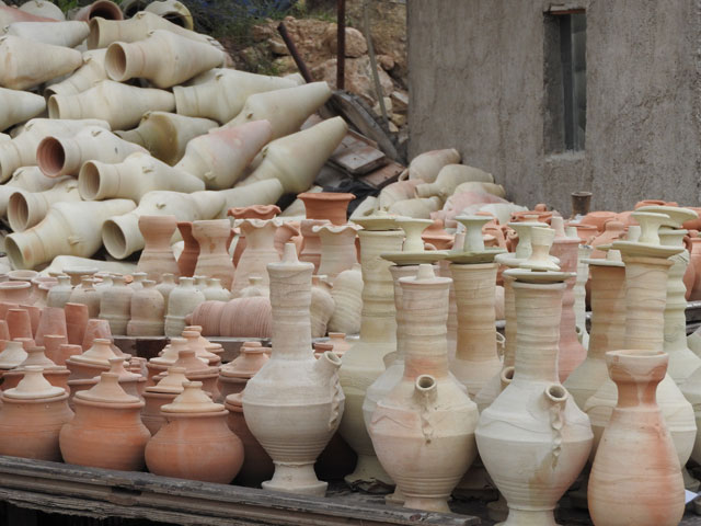 Claywares are on display on roadside of Amman-Jerash Highway (Photo by Ahmed Bani Mustafa)