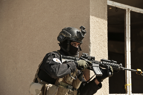 In this Saturday photo, a soldier from the 1st Battalion of the Iraqi Special Operations Forces takes part in a training exercise to prepare for the operation to re-take Mosul from the Daesh militants in Baghdad, Iraq (AP photo)