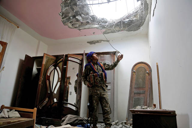 A member of the Syrian Democratic Forces, made up of an alliance of Kurdish and Arab fighters, looks at the damage in a neighbourhood on the eastern front of Daesh’s Syrian bastion of Raqqa after seizing the area from the terrorists on Wednesday (AFP photo by Delil Souleiman)