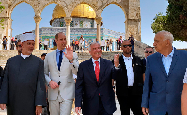 Britain’s Prince William (2nd left), accompanied by a group including Sheikh Azzam Al Khatib, director of the Islamic Waqf in Jerusalem, visits Al Aqsa Mosque compound in the Jerusalem’s Old City on Thursday (AFP photo)