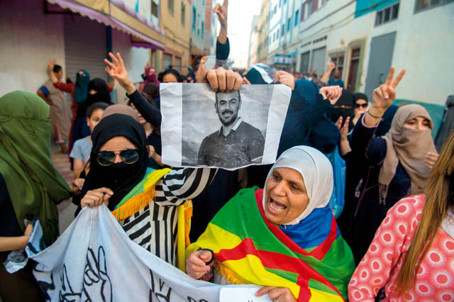 Protesters of the Rif movement ‘Hirak’ demonstrate and shout slogan against the government in Imouzren on June 11 (AFP photo)