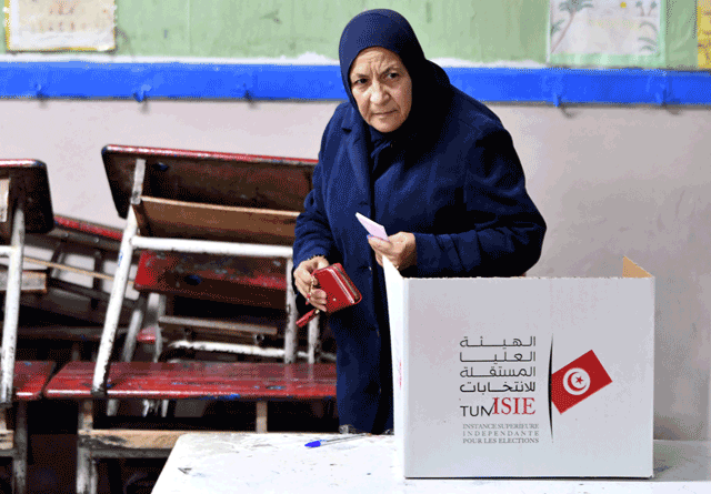 A Tunisian voter casts their ballot in the second round of parliamentary elections on January 29, 2023, in Ettadhamen, a working-class suburb west of the capital Tunis (AFP photo)
