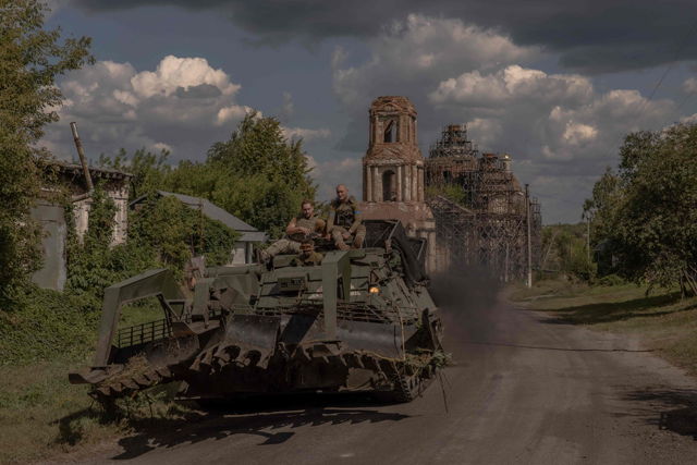 Ukrainian servicemen operate an armoured military vehicle on a road near the border with Russia, in the Sumy region of Ukraine, on August 14, 2024 (AFP photo)