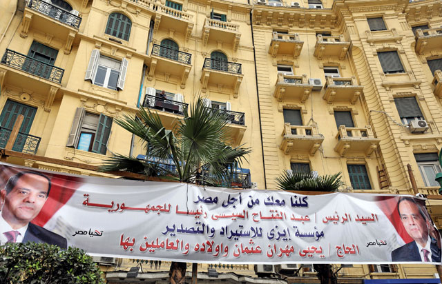 A banner supporting President Abdel Fattah Al Sisi's reelection hangs in downtown Cairo, Egypt, on Sunday (Reuters photo)