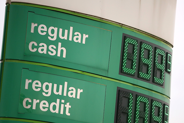  A BP gas station is seen with a sign displaying gas for $ 0.99 per gallon on April 24, in Southgate, Michigan (AFP photo)