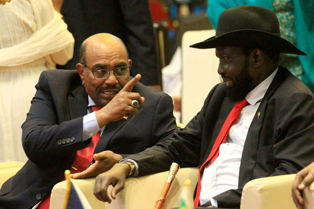 South Sudan’s President Salva Kiir (right) talks to Sudan’s President Omar Hassan Al Bashir after signing a ceasefire and power-sharing agreement with South Sudanese rebel leader Riek Machar in Khartoum, Sudan, on August 5 (Reuters photo)
