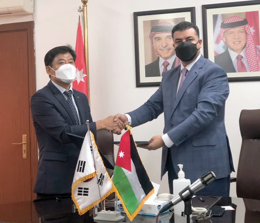 Agriculture Minister Khalid Hneifat and KOSPO CEO Gyeong-Sam Kim pose for a photo during the signing of an agreement on Wednesday (Photo by Batool Ghaith)