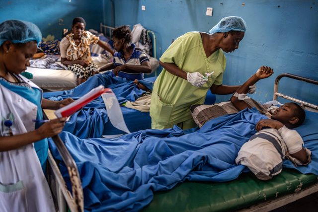 A nurse tends to the wounds of an injured woman following clashes in eastern Democratic Republic of Congo at the General Provincial Hospital in Bukavu today (AFP photo)
