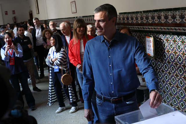 Spain's Prime Minister Pedro Sanchez casts his ballot for the European Parliament election at a polling station in Madrid, on Sunday (AFP photo)