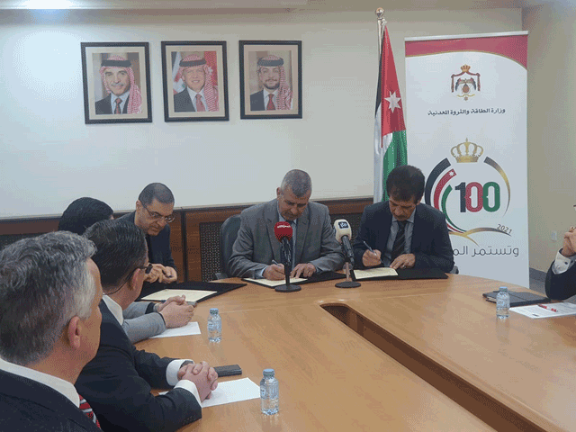 Energy Minister Saleh Kharabsheh and Harmony Investment Company CEO Khalil Abul Robb sign a memorandum of understanding on Tuesday (Petra photo)
