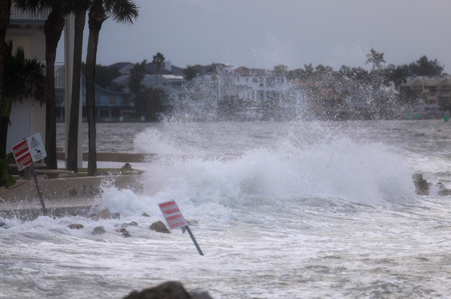 Waves from the Gulf of Mexico crash on shore as Hurricane Helene churns offshore on September 26, 2024 in St. Pete Beach, Florida (AFP photo)