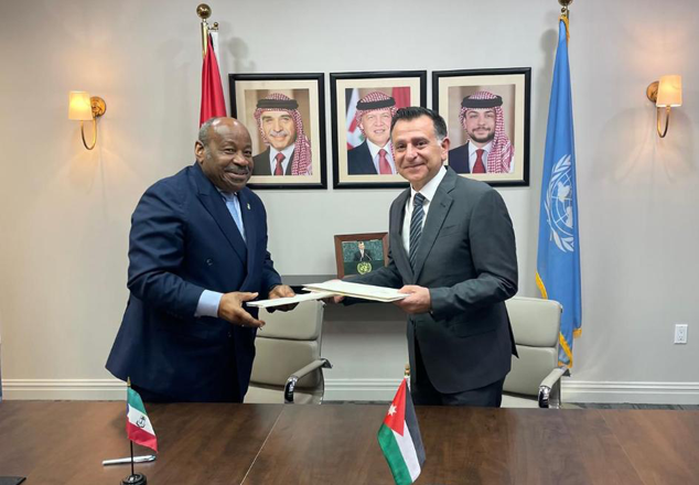 Jordan's Permanent Representative to the UN Mahmoud Hamoud and Equatorial Guinea's Permanent Representative Anatolio Ndong sign a joint statement aimed at strengthening ties of friendship and cooperation (Petra photo)
