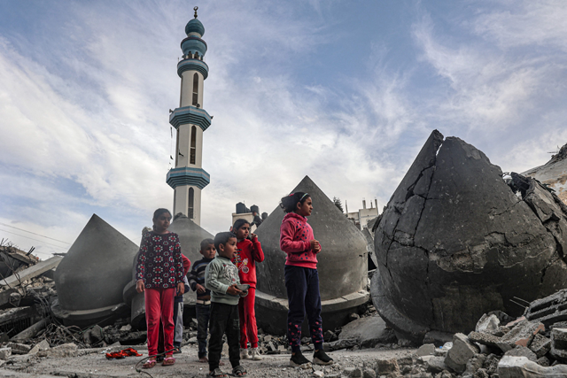 Children stand next to the rubble of Al Faruq Mosque, that was destroyed during Israeli bombardment, in Rafah on the southern Gaza Strip on Sunday (AFP photo)
