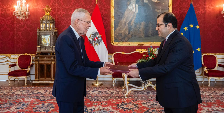 Ambassador Mohammad Samir Hindawi on Tuesday presents his credentials to Austrian President Alexander Van der Bellen as Jordan's Extraordinary and Plenipotentiary Ambassador to Austria (Petra photo)