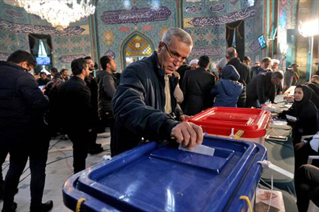 An Iranian man casts his ballot at a polling station in Tehran, during elections to select members of parliament and a key clerical body, in Saturday (AFP photo)