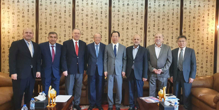 Jordan Businessmen Association President Hamdi Al Tabaa, Chinese Ambassador to the Kingdom Chen Chuandong and guests during a meeting on Wednesday (Petra photo)