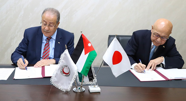 Japan’s Ambassador to Jordan Okuyama Jiro and President of the Jordan National Red Crescent Society Mohammad Al Hadid sign a grant contract on Sunday (Photo courtesy of Japanese embassy)
