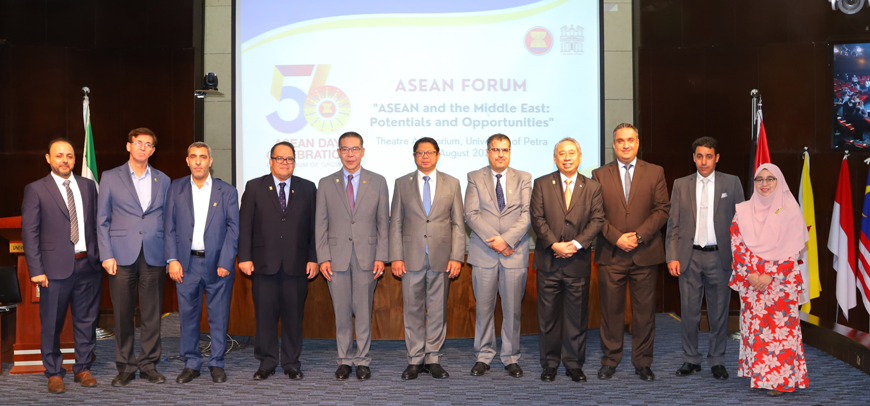 Malaysia’s Ambassador to Jordan Mohamad Nasri Abdul Rahman and guests pose for a photo during an ASEAN Forum at the University of Petra in Amman (Photo courtesy of ACA)
