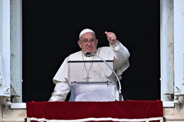 Pope Francis gestures to the crowd from the window of the Apostolic Palace overlooking St Peter's Square during the Epiphany Angelus prayer, in the Vatican, on January 6, 2025  Catholics and others worldwide have been praying for his speedy recovery. Many have been leaving flowers, candles and notes for Francis outside the Gemelli hospital  (AFP photo)