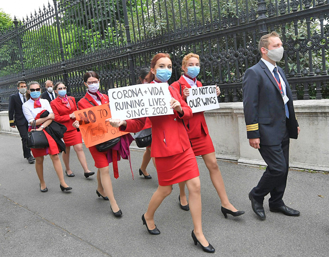 Employees of the Laudamotion airline demonstrate after negotiations failed between the Vida trade union and Laudamotion owner Ryanair, on Tuesday in Vienna  (AFP photo)
