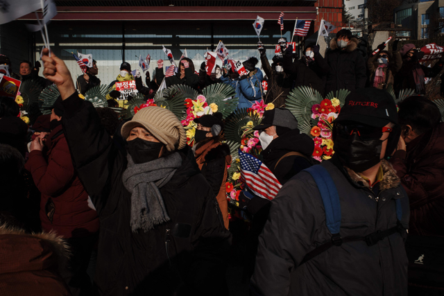 Supporters of impeached South Korea president Yoon Suk Yeol shout slogans as they attend a rally near his residence in Seoul on January 8, 2025 (AFP photo)