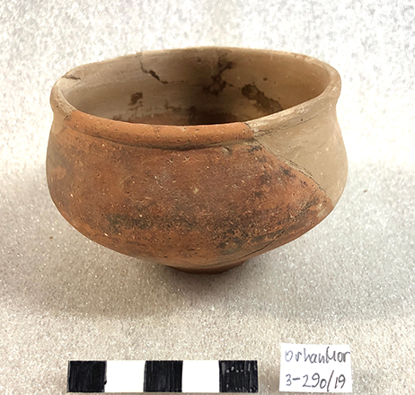 An undecorated Nabataean deep bowl  (Photo of LCP)