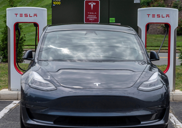 In this file photo taken on August 13, 2021, cars charge at a Tesla super charging station in Arlington, Virginia (AFP photo)