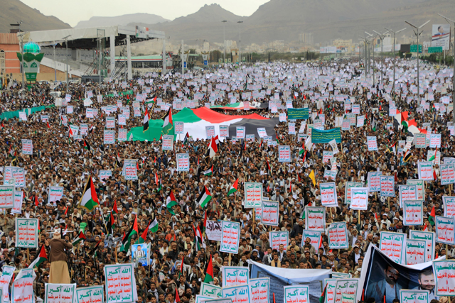 Yemenis lift placards and wave Palestinian flags as they march in the Houthi-run capital Sanaa on Fridayin support of Palestinians (AFP photo)