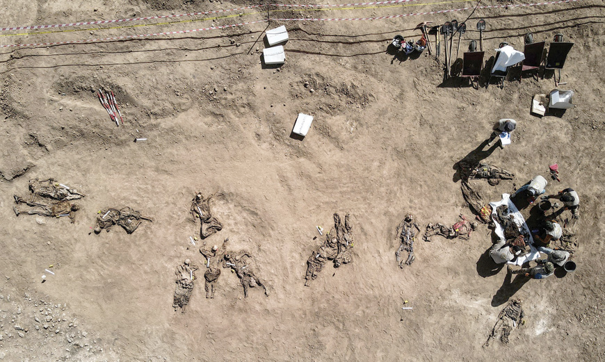 This aerial view taken on Sunday, shows human remains, reportedly of victims of the 2014 Badush prison massacre committed by the Daesh terror group, after being unearthed from a mass grave in the northern Iraqi village of Badush, northwest of the city of Mosul (AFP photo)