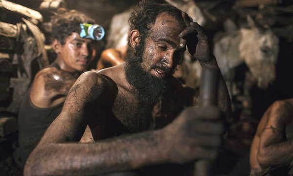 A miner wipes sweat from his forehead inside a coal mine in Choa Saidan Shah, Punjab province, April 29, 2014 (Reuters photo)