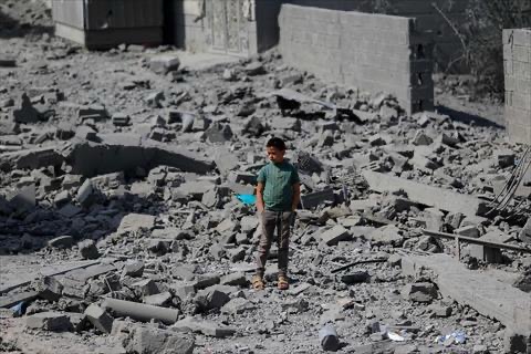 A young boy stands amid the destruction following overnight strikes attributed by the Yemeni media to the United States, in the Huthi-controlled capital Sanaa on April 27, 2025, that reportedly killed two people and wounded several others. The Huthis, who control large parts of war-torn Yemen, also reported strikes in other parts of the country, including their stronghold Saada in the north (AFP photo)