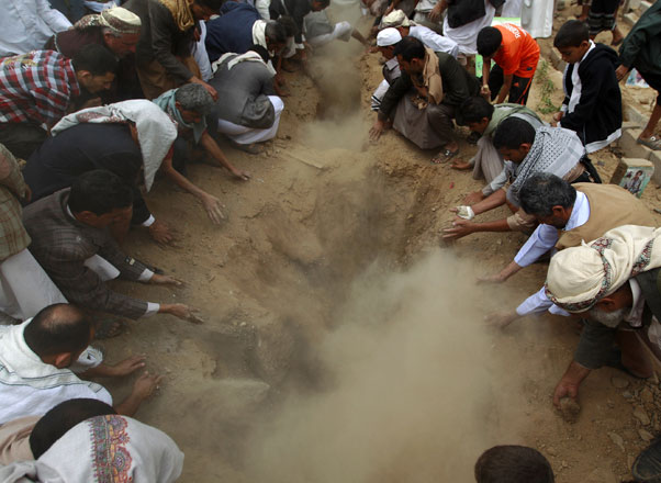Yemeni mourners burry the bodies of Houthi rebels killed in a car bomb attack which targeted a Shiite Muslim mosque in Sanaa earlier this week during a group funeral procession in the Yemeni capital on Wednesday (AFP  photo)