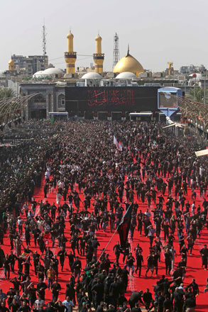 Iraqi Shiite Muslims take part in a procession between the shrines of Imam Hussein and Imam Abbas to mark Ashura, on the tenth day of the mourning period of Muharram, in the central city of Karbala, on Saturday (AFP photo)