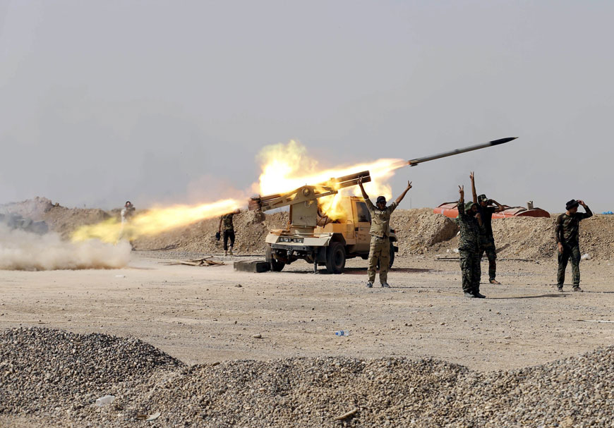 Shiite fighters fire a rocket towards Daesh militants in Baiji, north of Baghdad, in this October 16 file photo (Reuters photo)