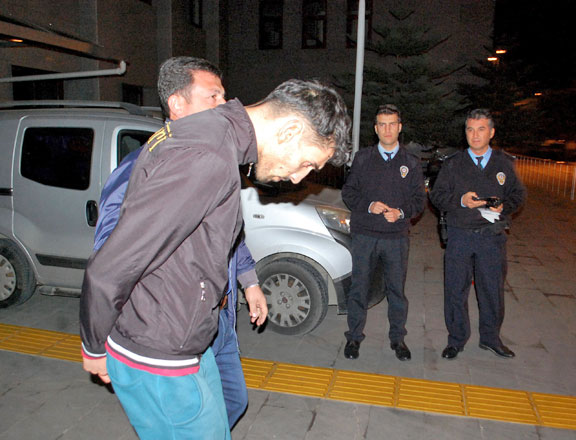 A plainclothes Turkish police officer escorts a Belgian man of Moroccan origin, identified as Ahmet Dahmani (foreground) after he was arrested in Antalya, late Friday. Turkey has arrested a Belgian man of Moroccan origin suspected of involvement in Daesh’s attacks in Paris that killed 130 people a week ago, a Turkish government official said on Saturday (Reuters photo)
