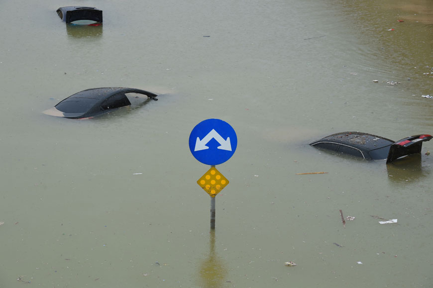 s Vehicles are seen submerged in water in a flooded highway on western Riyadh following heavy rainfall across most of Saudi Arabia on Wednesday (AFP photo)